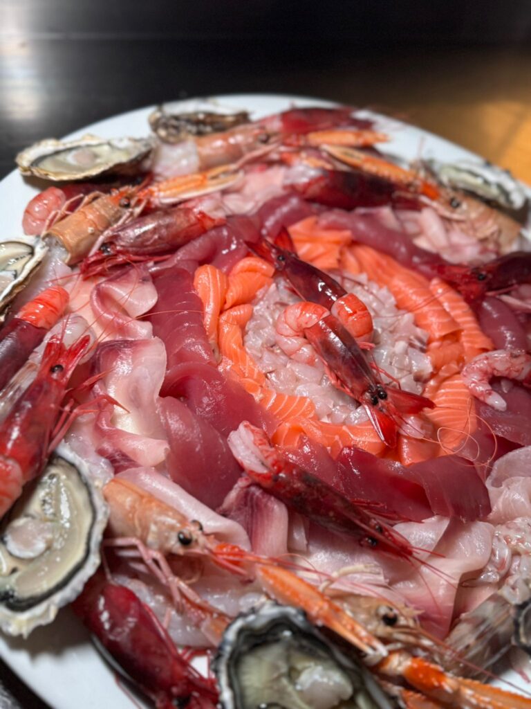 I nostri crudi (su richiesta, con due giorni di preavviso): ostriche, gamberi viola, scampi, gamberoni, salmone, spada, tonno