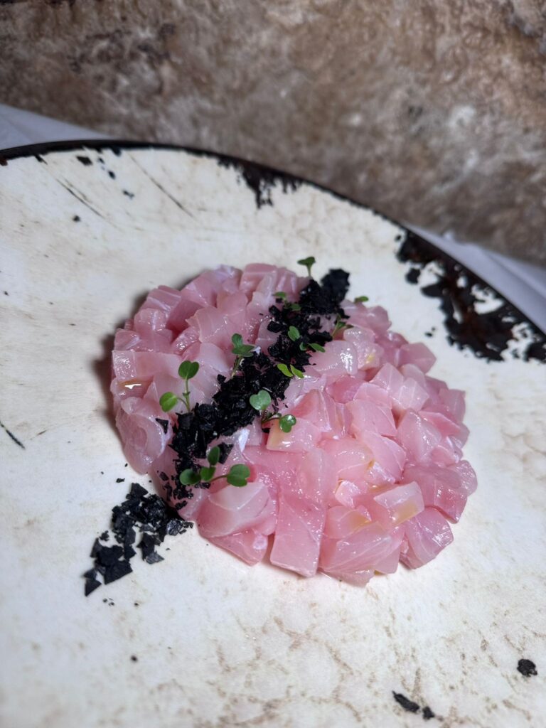 Tartare di ricciola con sale nero di Cipro