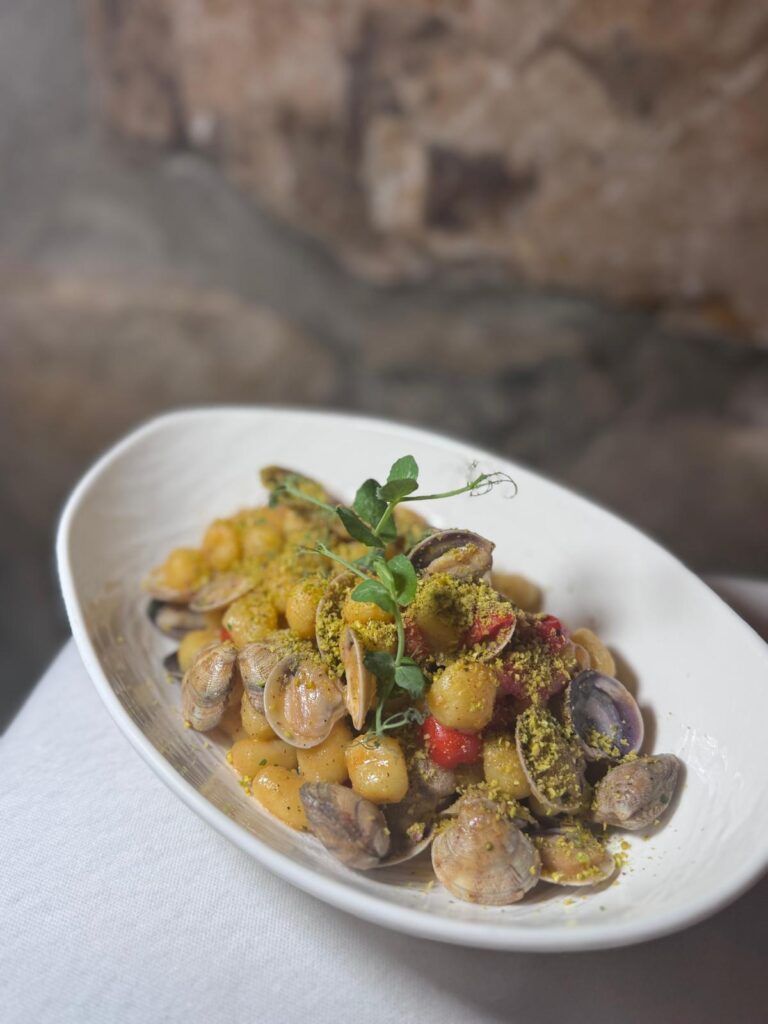 Gnocchetti al pistacchio con vongole e pomodorini