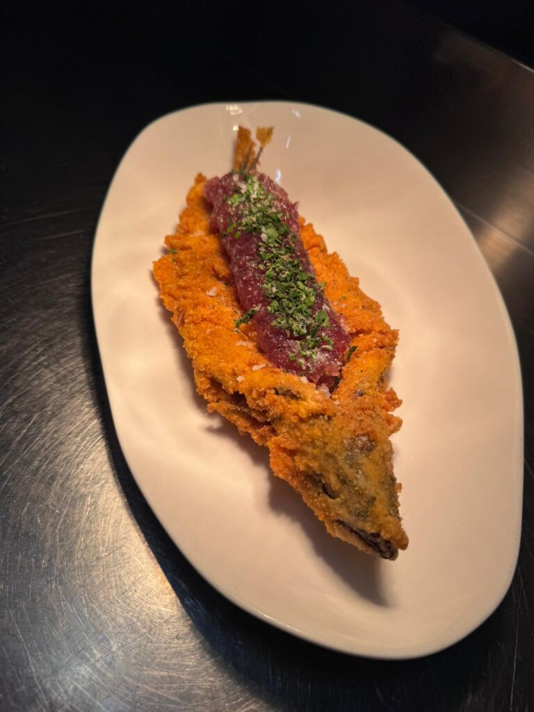 Sgombro fritto con cipolla in agrodolce