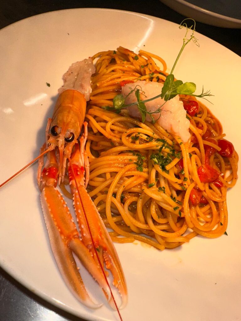 Spaghetti con scampi e tartare di scampi