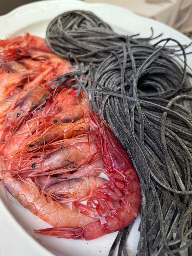 Tagliolini al nero di seppia con gamberi rossi
